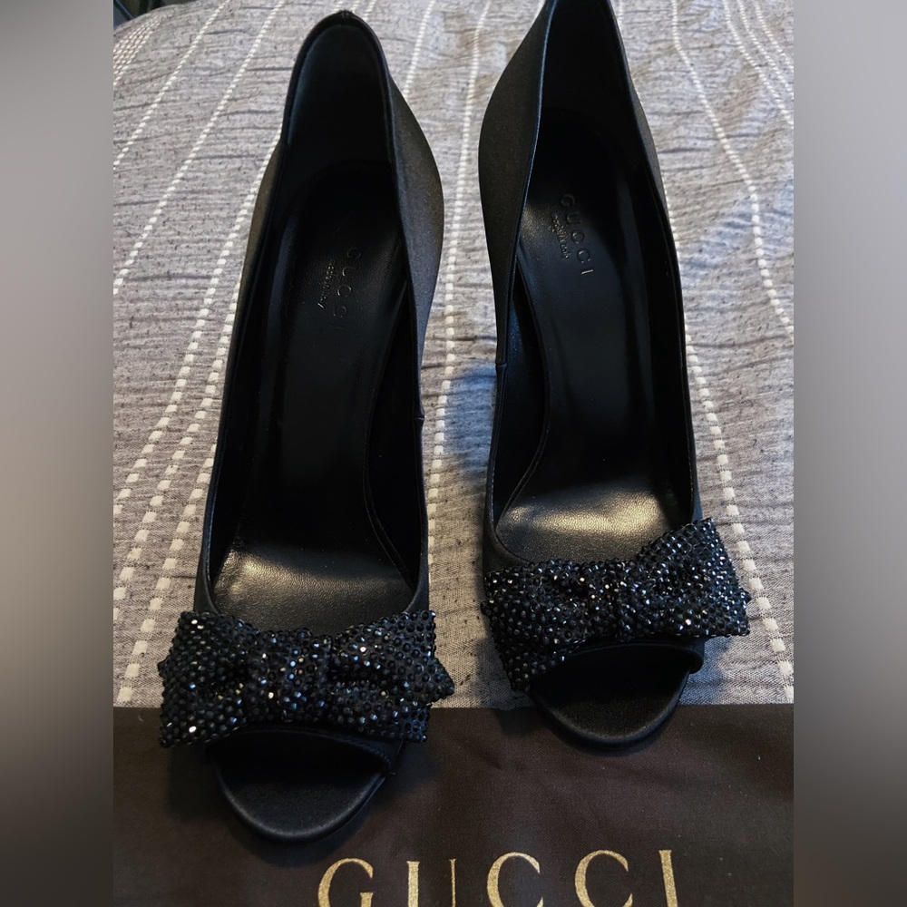 Gucci Satin Pumps 🤍